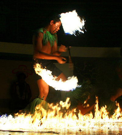 뜨거운 열기를 표현하기 위해 불꽃쇼하는 모습