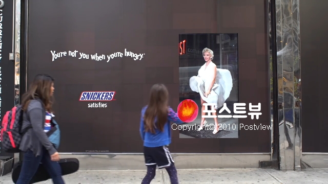 마를린먼로를 등장시킨 스니커즈 초코바 마케팅 (1)