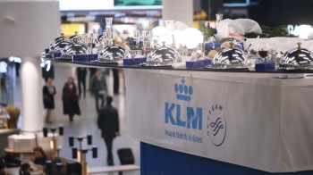 KLM항공의 마케팅 공항에서 사람들에게 멋진 식사를 제공하기 (1)